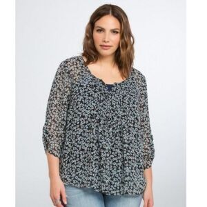 Torrid Women's Black Ditsy Floral Pintuck Shirt ¾ Ruched Sleeve Size 00 M/L.